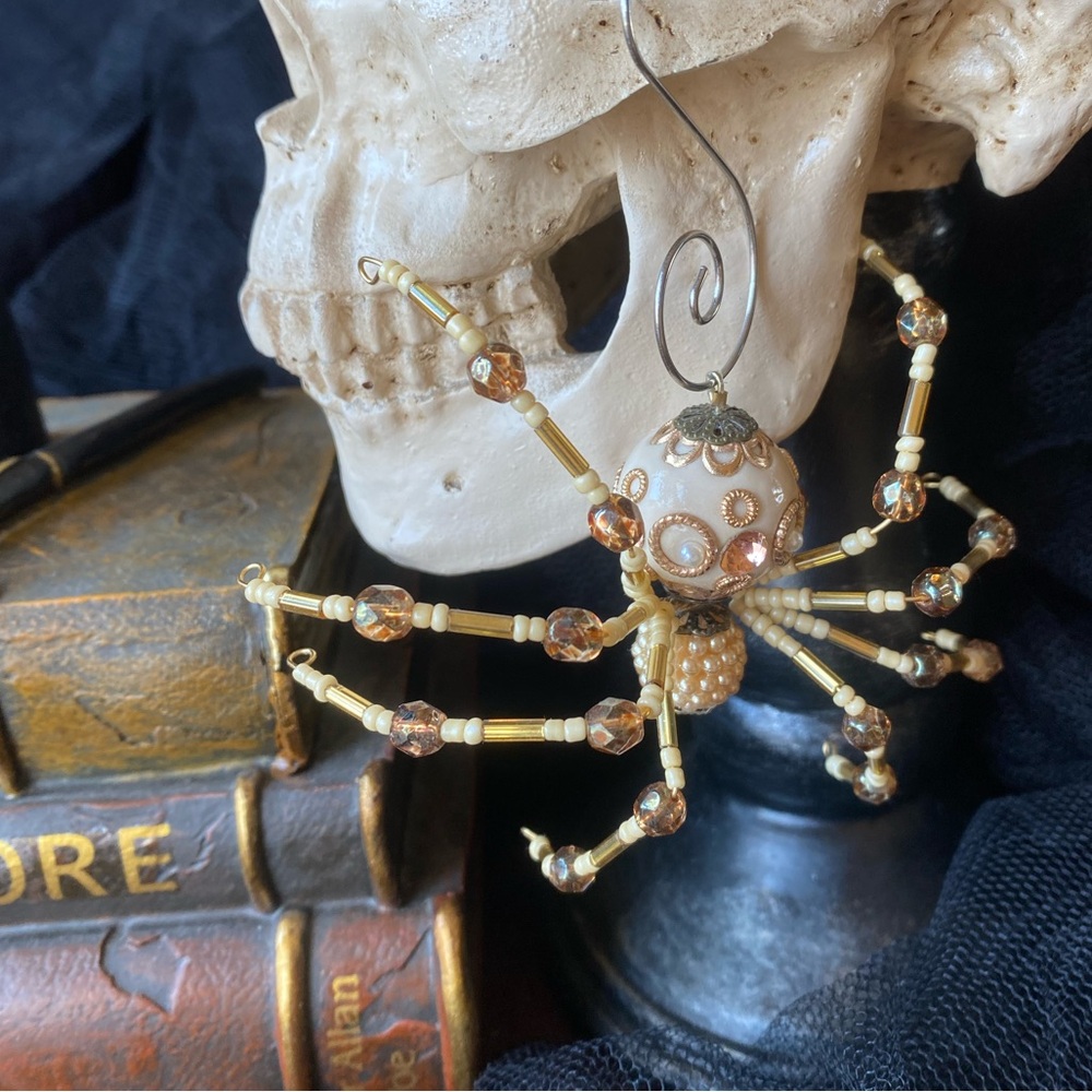 Handmade beaded spider ornament - Picture 2 of 2